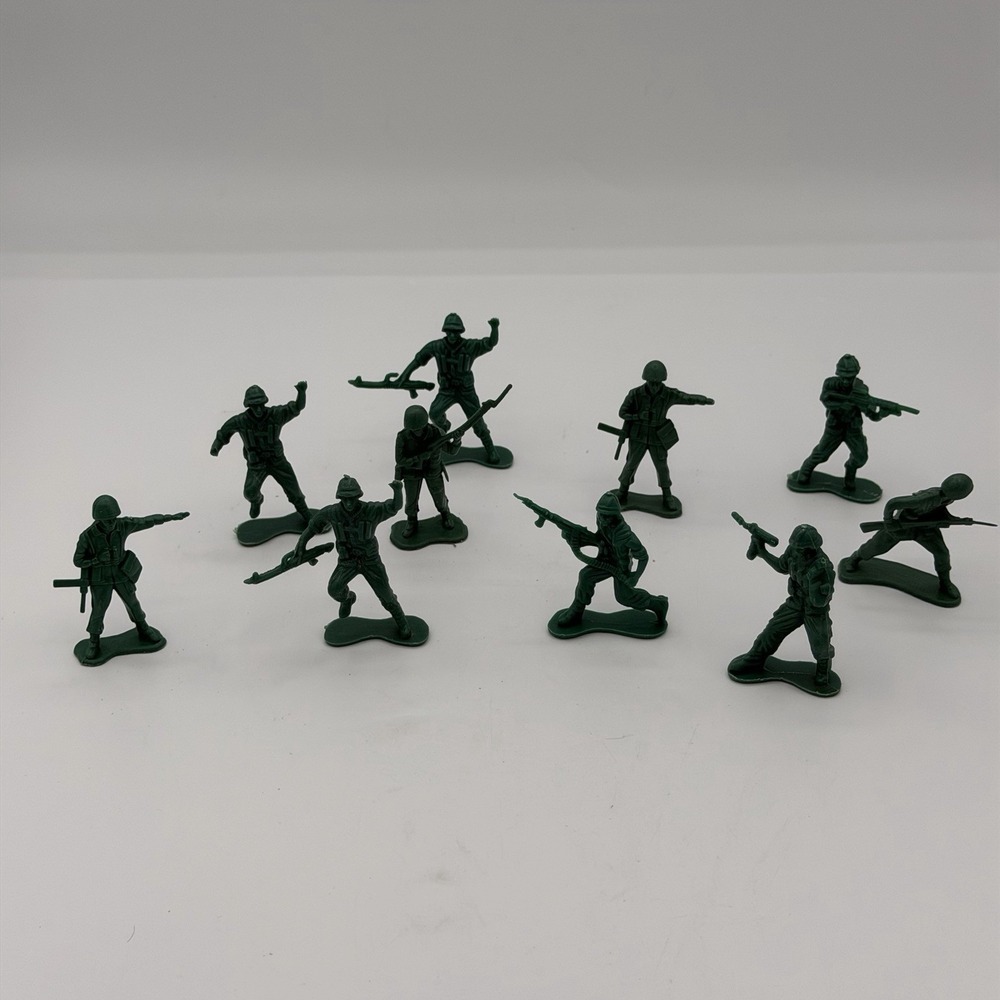 Lot Of 9 Plastic Army Men Soldiers - Vintage Style Unmarked